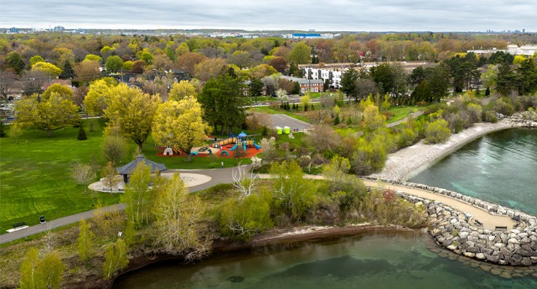 Burloak Park featuring accessible green space
